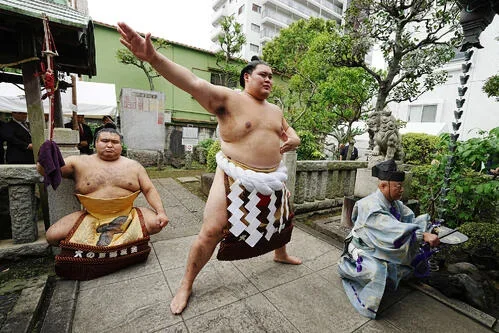 25年9月、野見宿禰神社で奉納土俵入りに臨む横綱大の里（中央）
