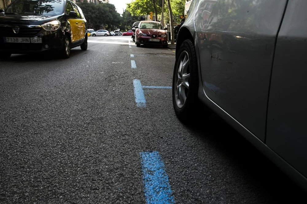 Un coche en la zona azul.