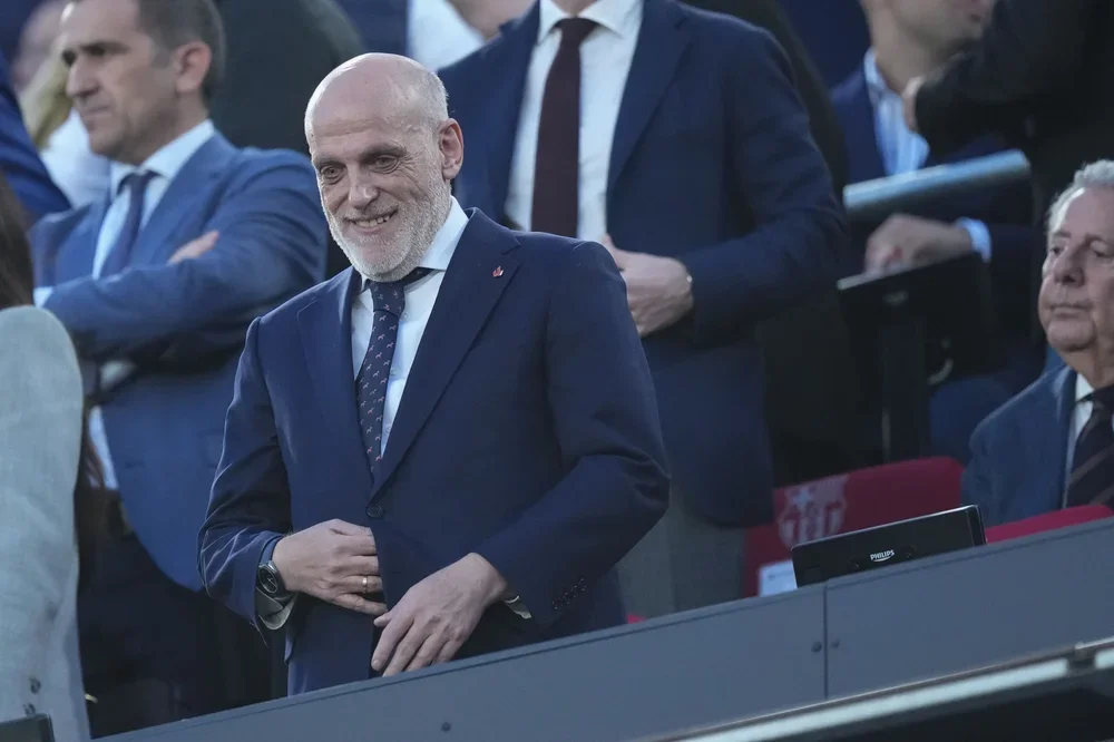 BARCELONA, 10/05/2026.- El presidente de LaLiga, Javier Tebas, en el palco del Camp Nou antes de comenzar el Clásico. EFE/Enric Fontcuberta