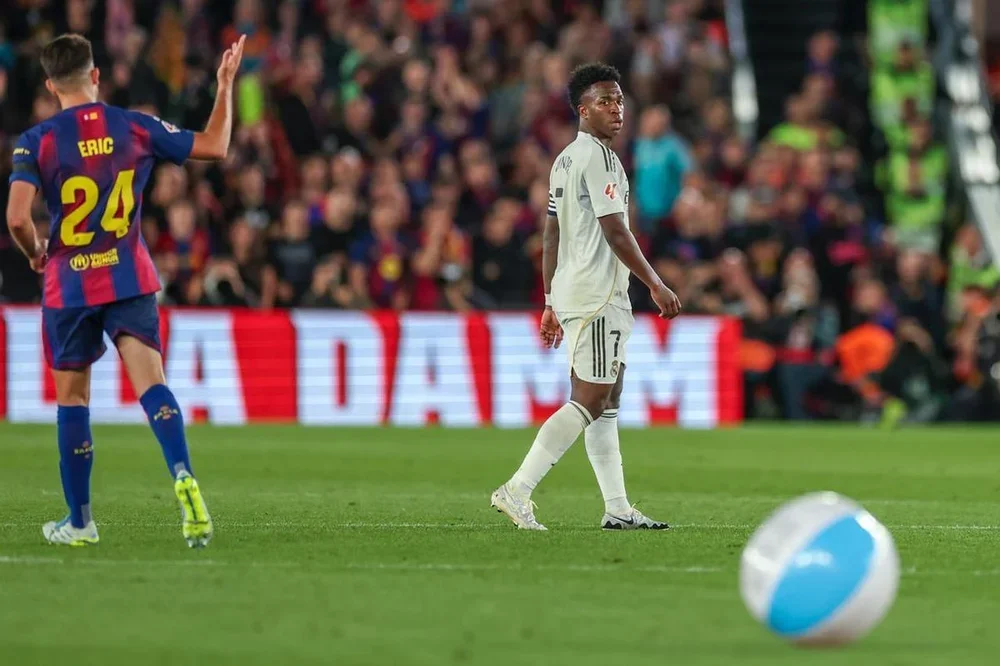 Vinicius, mirando un balón de playa en el Camp Nou
