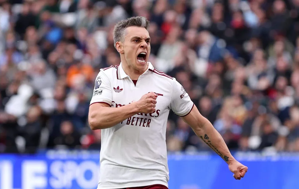 Leandro Trossard celebrating
